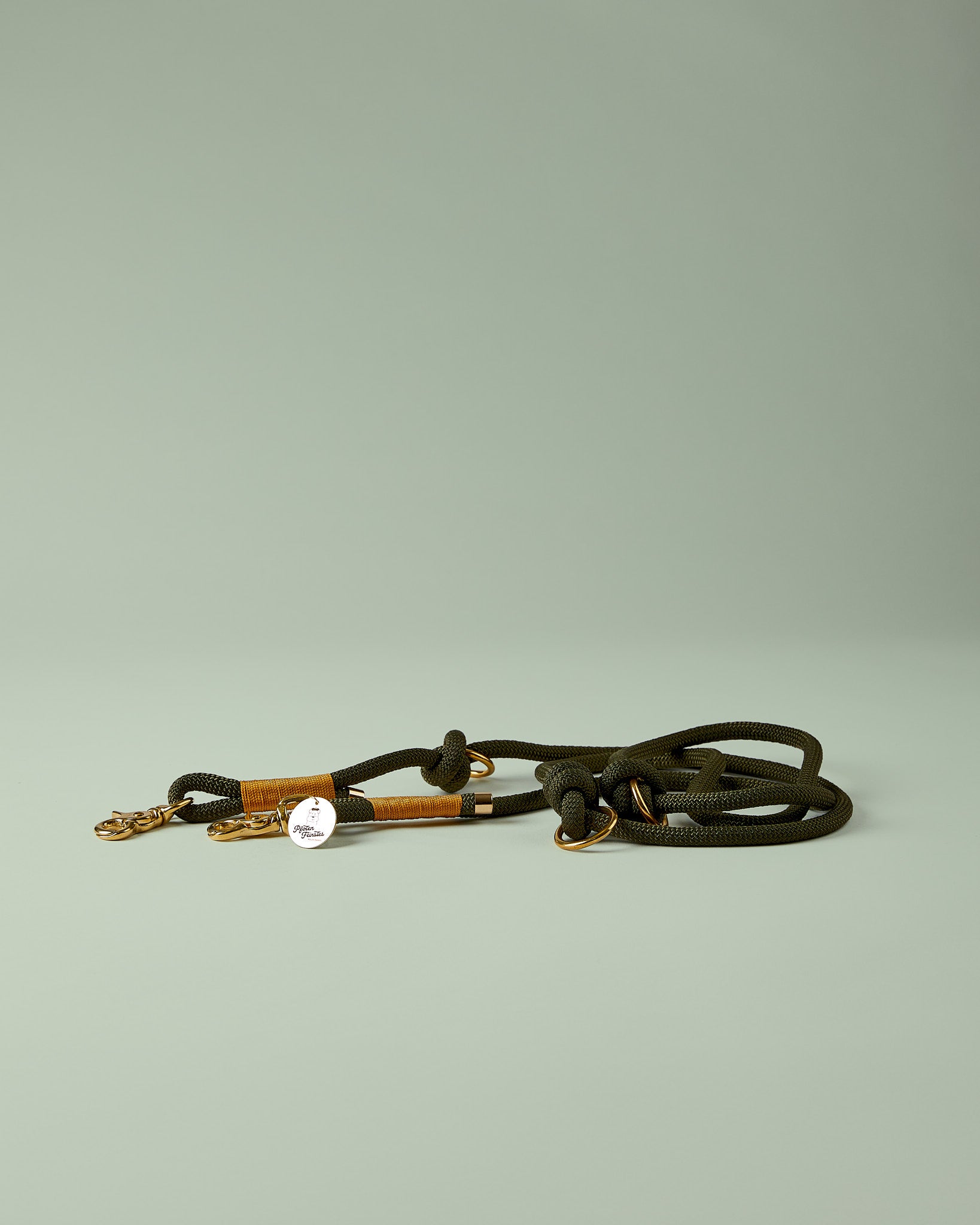 Verstellbare Hundeleine in Army-Green/Gold mit goldenen Beschlägen – elegante Premium-Leine für mittelgroße und große Hunde, handgemacht in Österreich