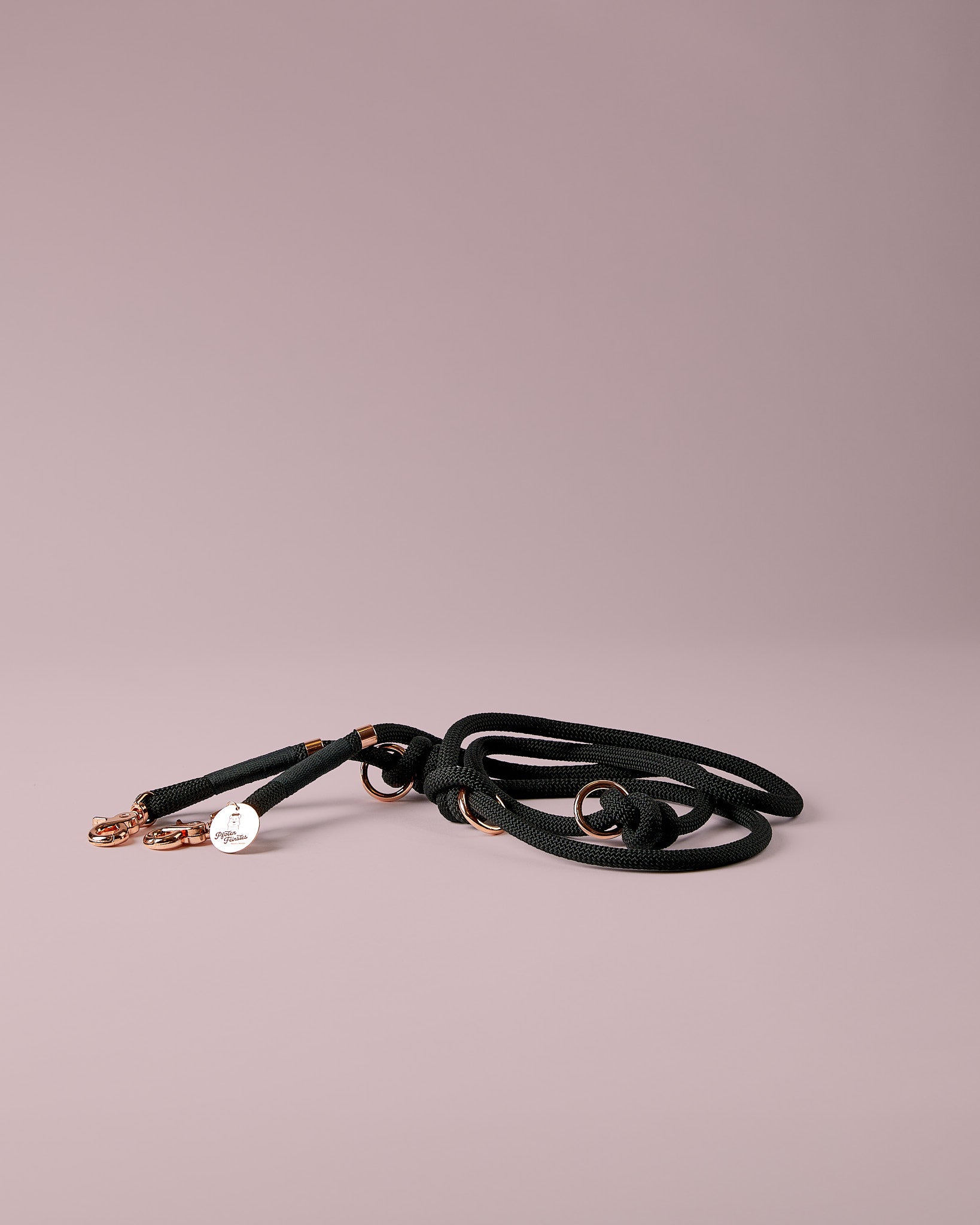 Verstellbare Hundeleine in Schwarz mit roségoldenen Beschlägen – elegante Premium-Leine, handgemacht in Österreich, für mittelgroße und große Hunde