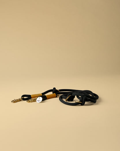 Verstellbare Hundeleine in Schwarz/Gold mit goldenen Beschlägen – elegante Premium-Leine für mittelgroße und große Hunde, handgemacht in Österreich