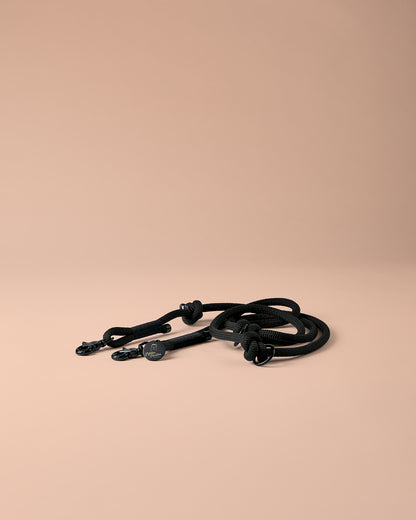 Verstellbare Hundeleine vollständig in Schwarz mit schwarzen Beschlägen – elegante Premium-Leine für mittelgroße und große Hunde, handgemacht in Österreich