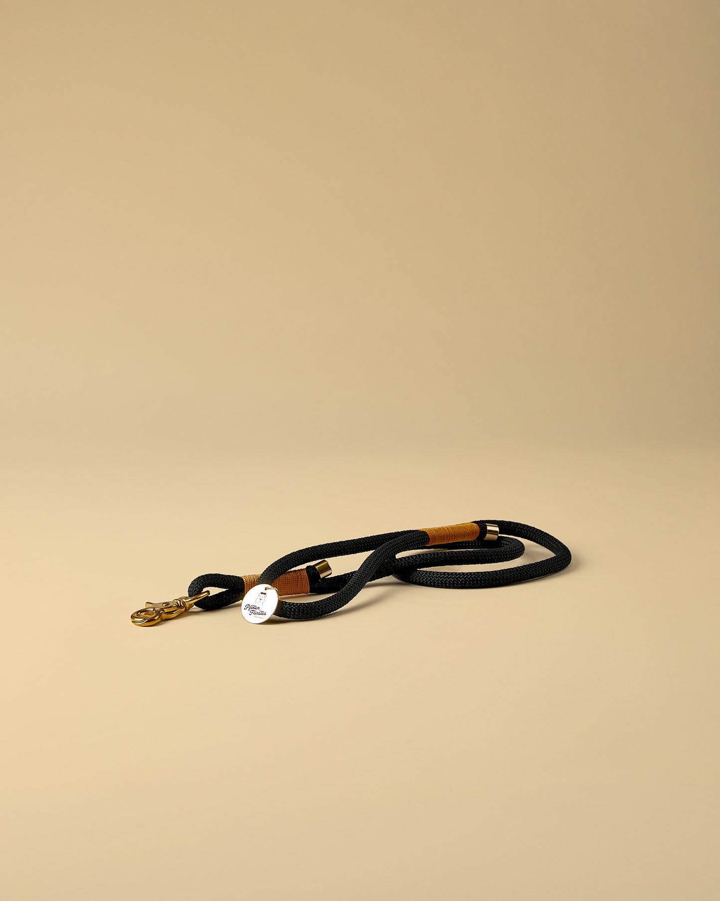 Hundeleine in Schwarz/Gold mit goldenen Beschlägen – elegante Premium-Leine für mittelgroße und große Hunde, handgemacht in Österreich