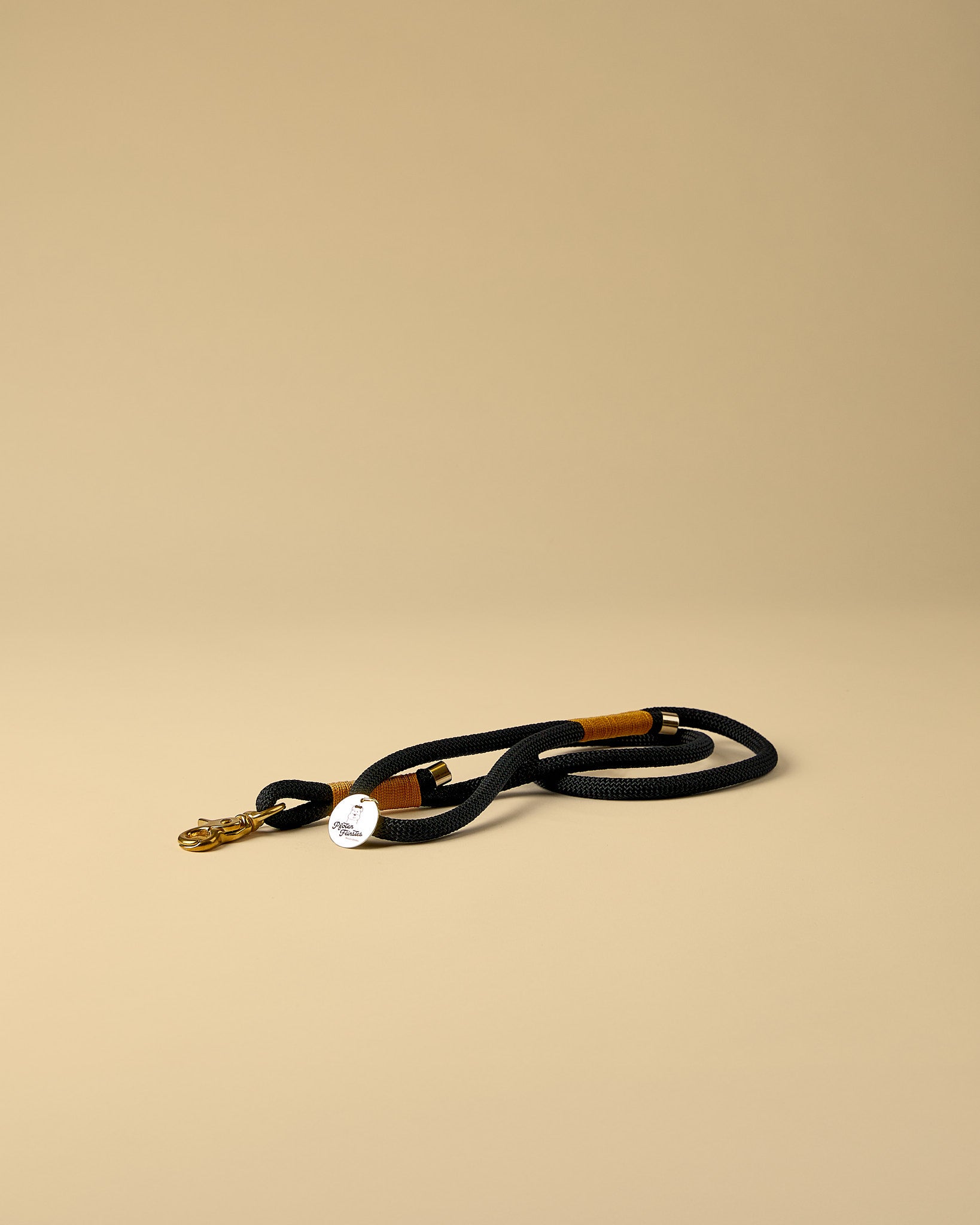 Hundeleine in Schwarz/Gold mit goldenen Beschlägen – elegante Premium-Leine für mittelgroße und große Hunde, handgemacht in Österreich