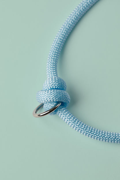 Verstellbare Hundeleine in Blau und Braun mit silbernen Beschlägen – elegante Premium-Leine für mittelgroße und große Hunde, handgemacht in Österreich