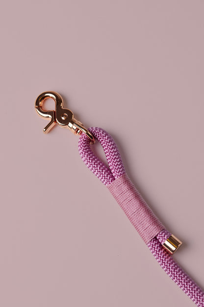 Rosa Hundeleine mit edlen roségoldenen Details – Premium-Leine handgemacht in Österreich