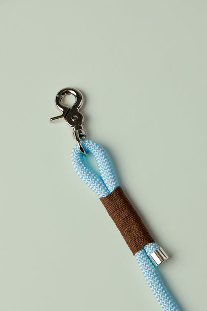 Verstellbare Hundeleine in Blau und Braun mit silbernen Beschlägen – elegante Premium-Leine für mittelgroße und große Hunde, handgemacht in Österreich