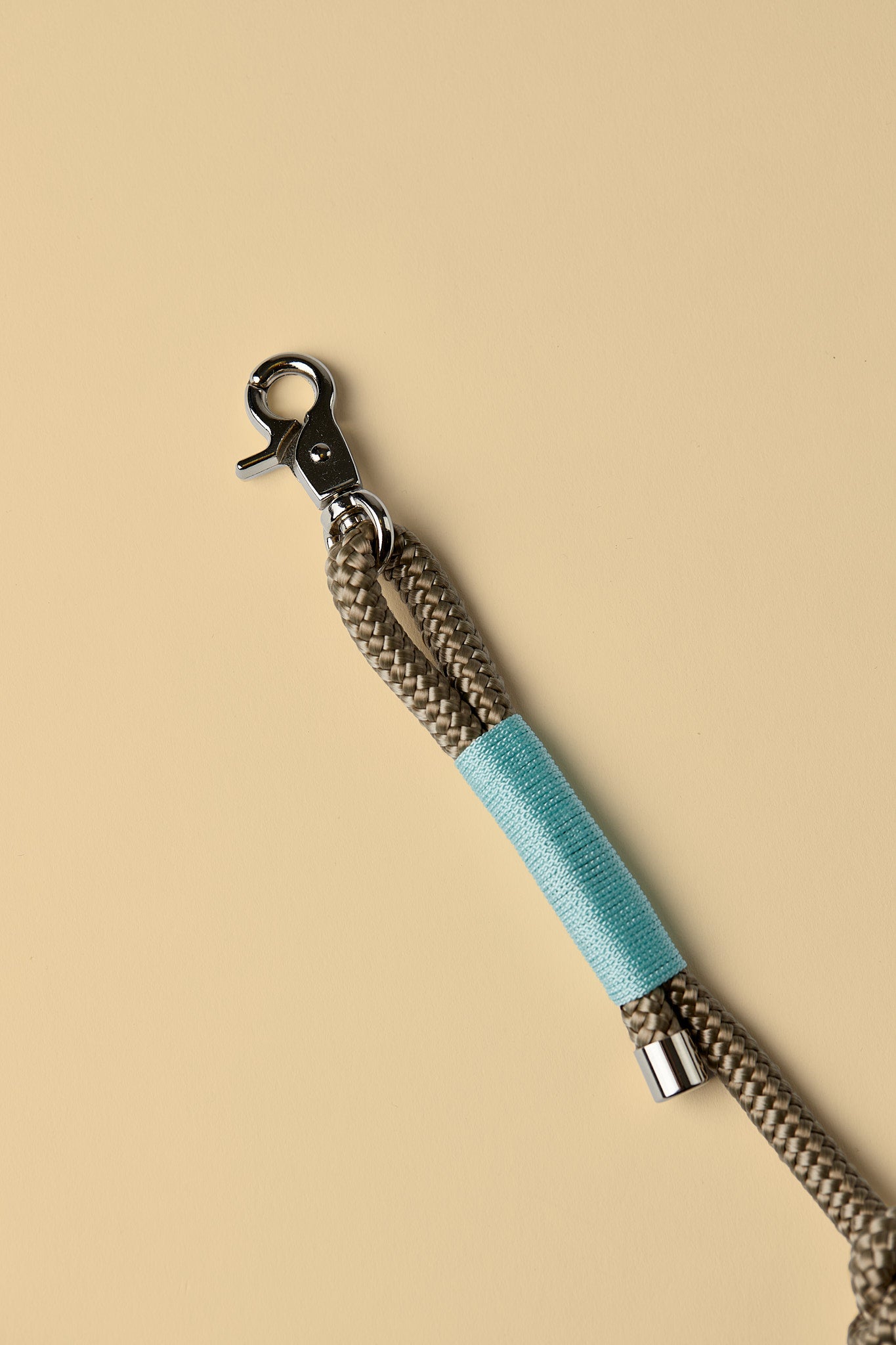 Verstellbare Hundeleine in Mint/Blau mit silbernen Beschlägen – elegante Premium-Leine, handgemacht in Österreich, für kleine Hunde