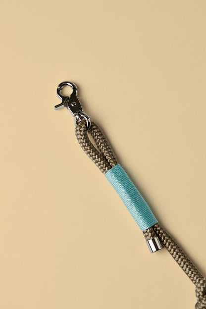 Verstellbare Hundeleine in Mint/Blau mit silbernen Beschlägen – elegante Premium-Leine, handgemacht in Österreich, für kleine Hunde