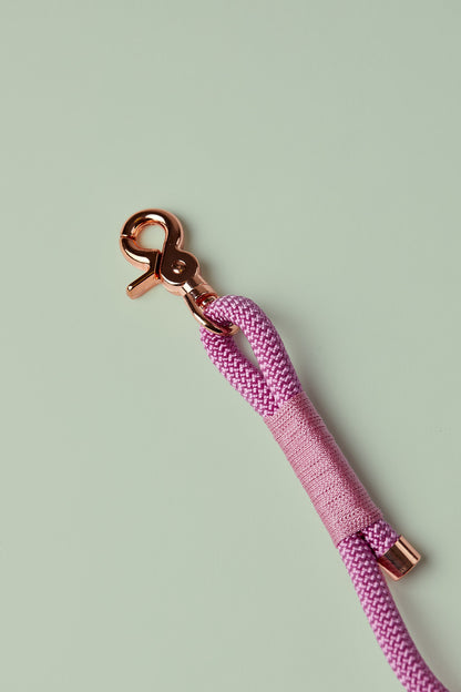 Rosa Hundeleine mit edlen roségoldenen Details – Premium-Leine handgemacht in Österreich
