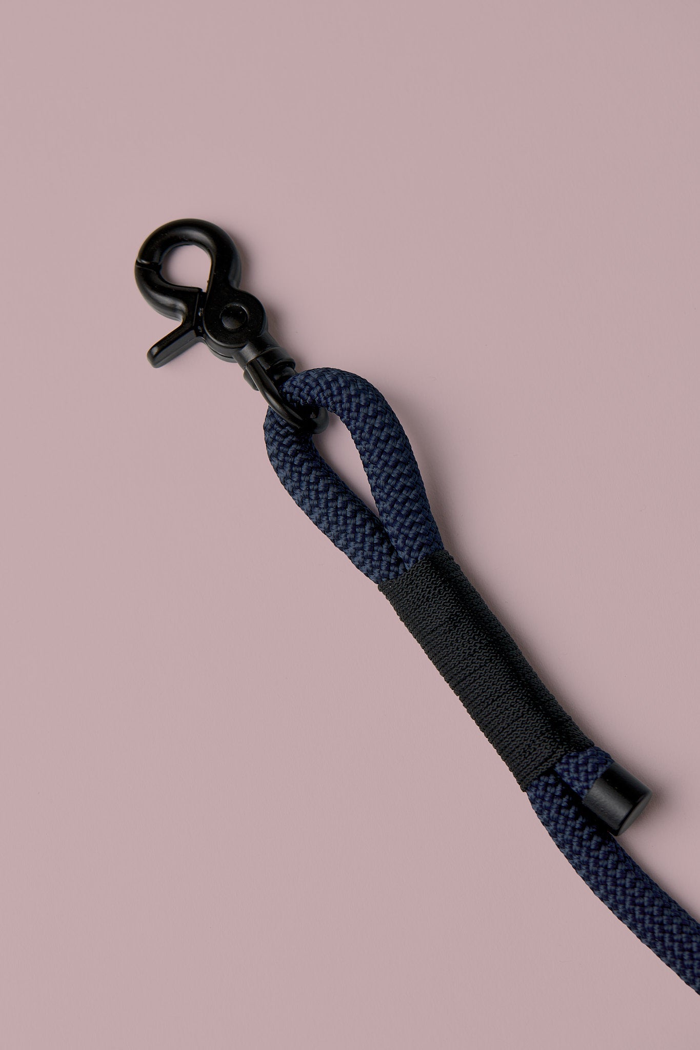 Hundeleine in Dunkelblau mit schwarzen Beschlägen – elegante Premium-Leine für mittelgroße und große Hunde, handgemacht in Österreich
