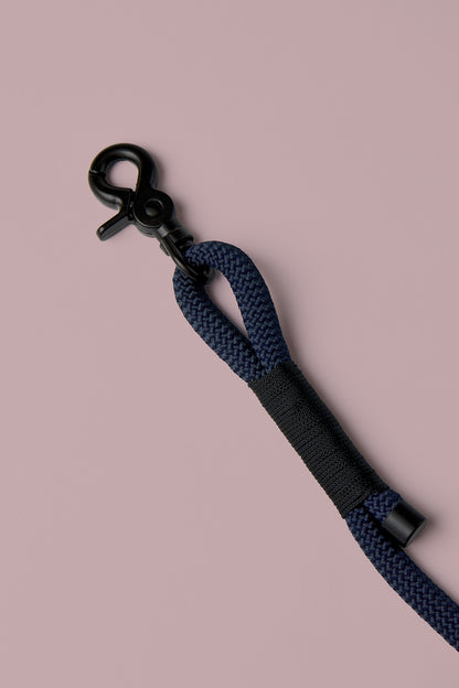 Hundeleine in Dunkelblau mit schwarzen Beschlägen – elegante Premium-Leine für mittelgroße und große Hunde, handgemacht in Österreich