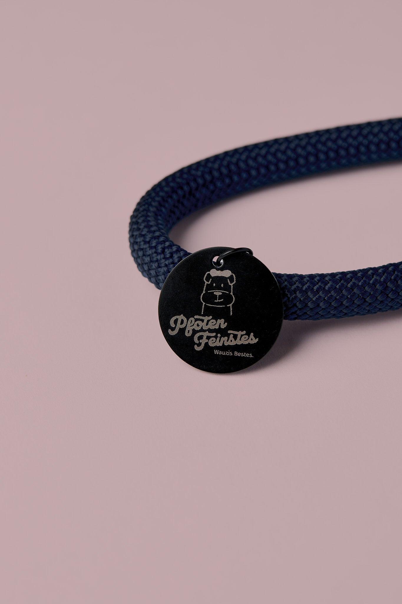 Hundeleine in Dunkelblau mit schwarzen Beschlägen – elegante Premium-Leine für mittelgroße und große Hunde, handgemacht in Österreich