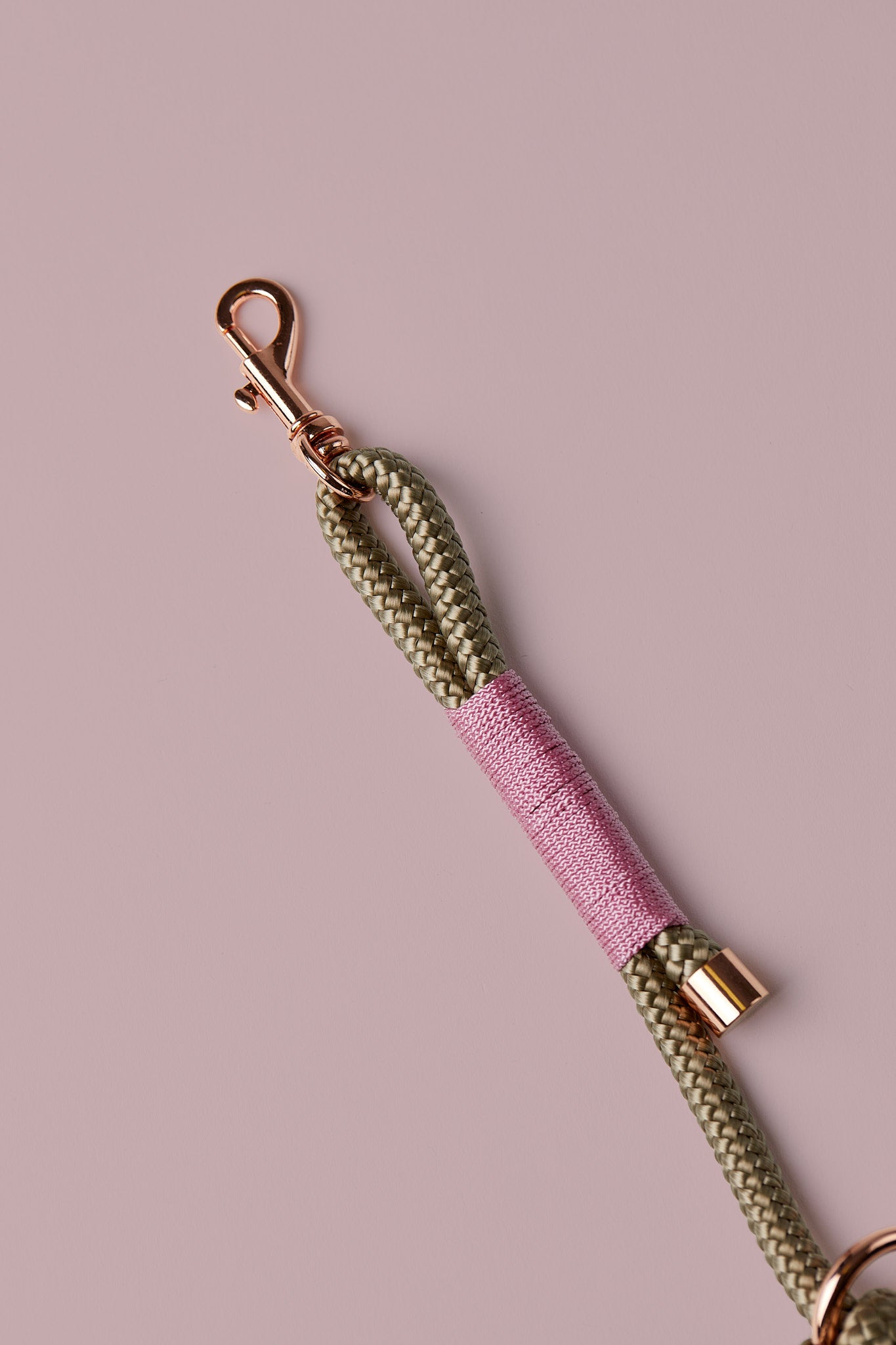 Verstellbare Hundeleine in Rosé mit roségoldenen Beschlägen – elegante Premium Leine - handgemacht in Österreich - für kleine Hunde