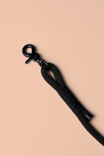 Hundeleine vollständig in Schwarz mit schwarzen Beschlägen – elegante Premium-Leine für mittelgroße und große Hunde, handgemacht in Österreich
