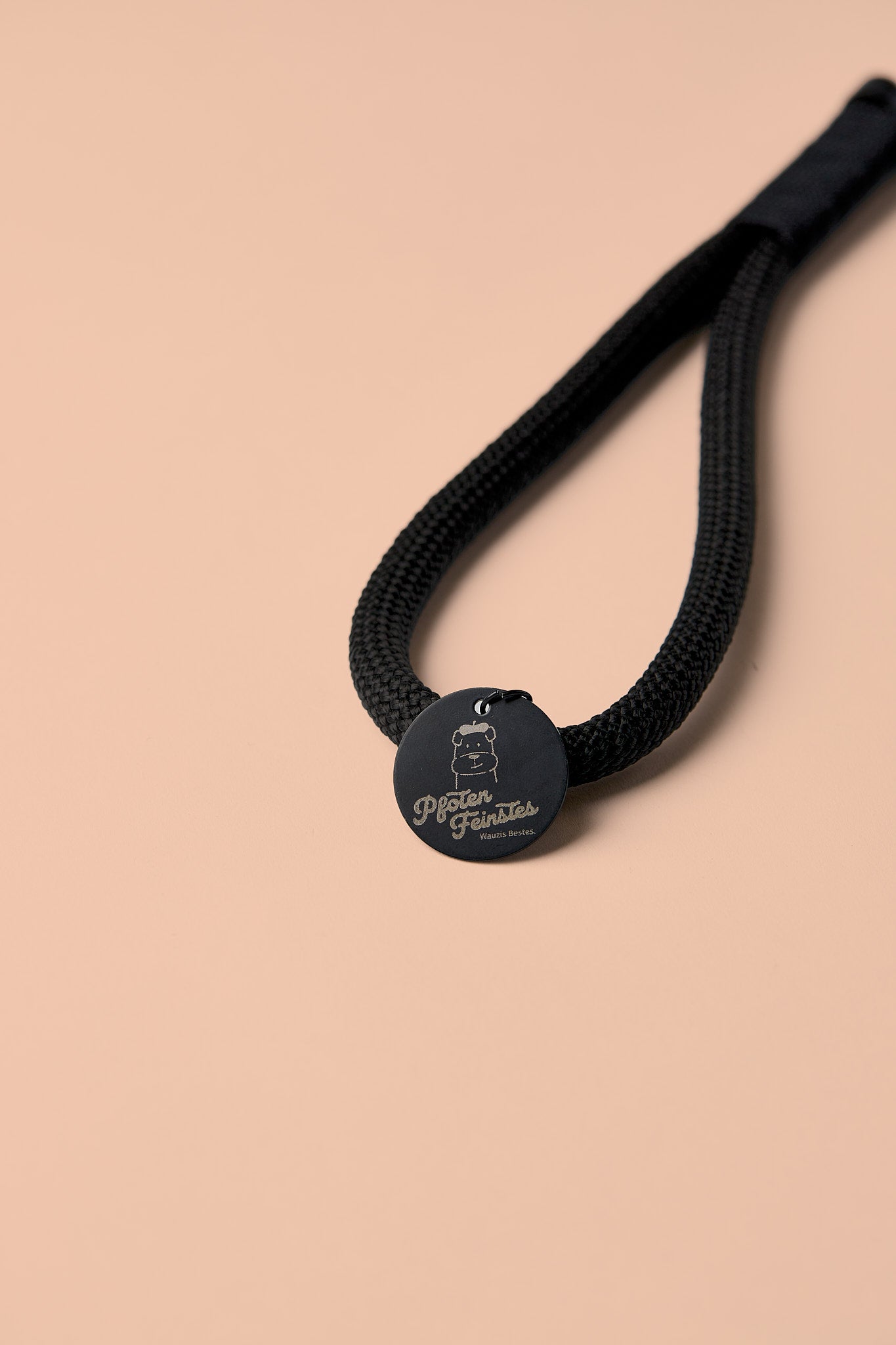 Hundeleine vollständig in Schwarz mit schwarzen Beschlägen – elegante Premium-Leine für mittelgroße und große Hunde, handgemacht in Österreich