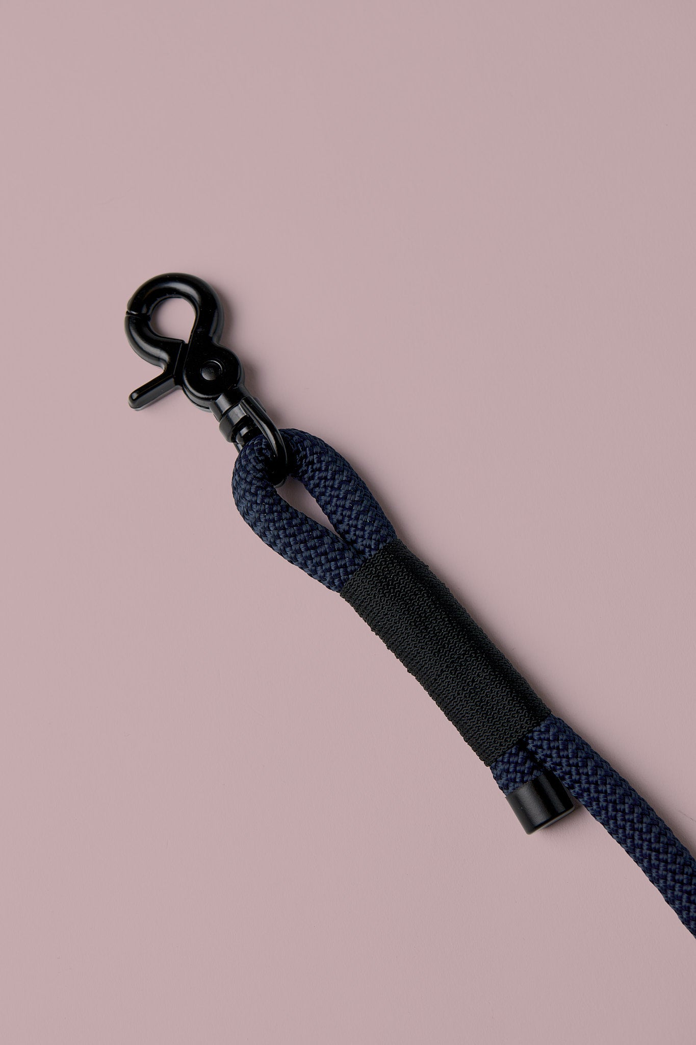 Verstellbare Hundeleine in Dunkelblau mit schwarzen Beschlägen – elegante Premium-Leine für mittelgroße und große Hunde, handgemacht in Österreich