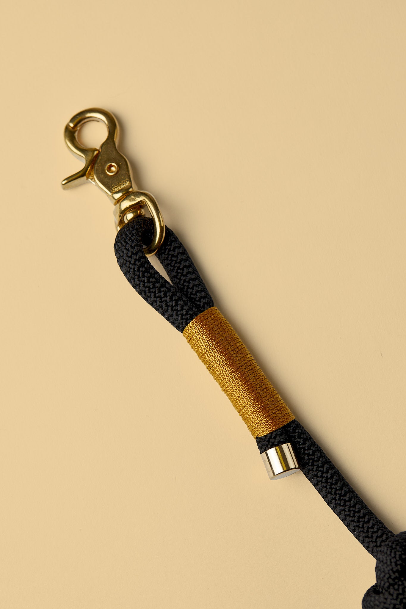 Verstellbare Hundeleine in Schwarz/Gold mit goldenen Beschlägen – elegante Premium-Leine für mittelgroße und große Hunde, handgemacht in Österreich