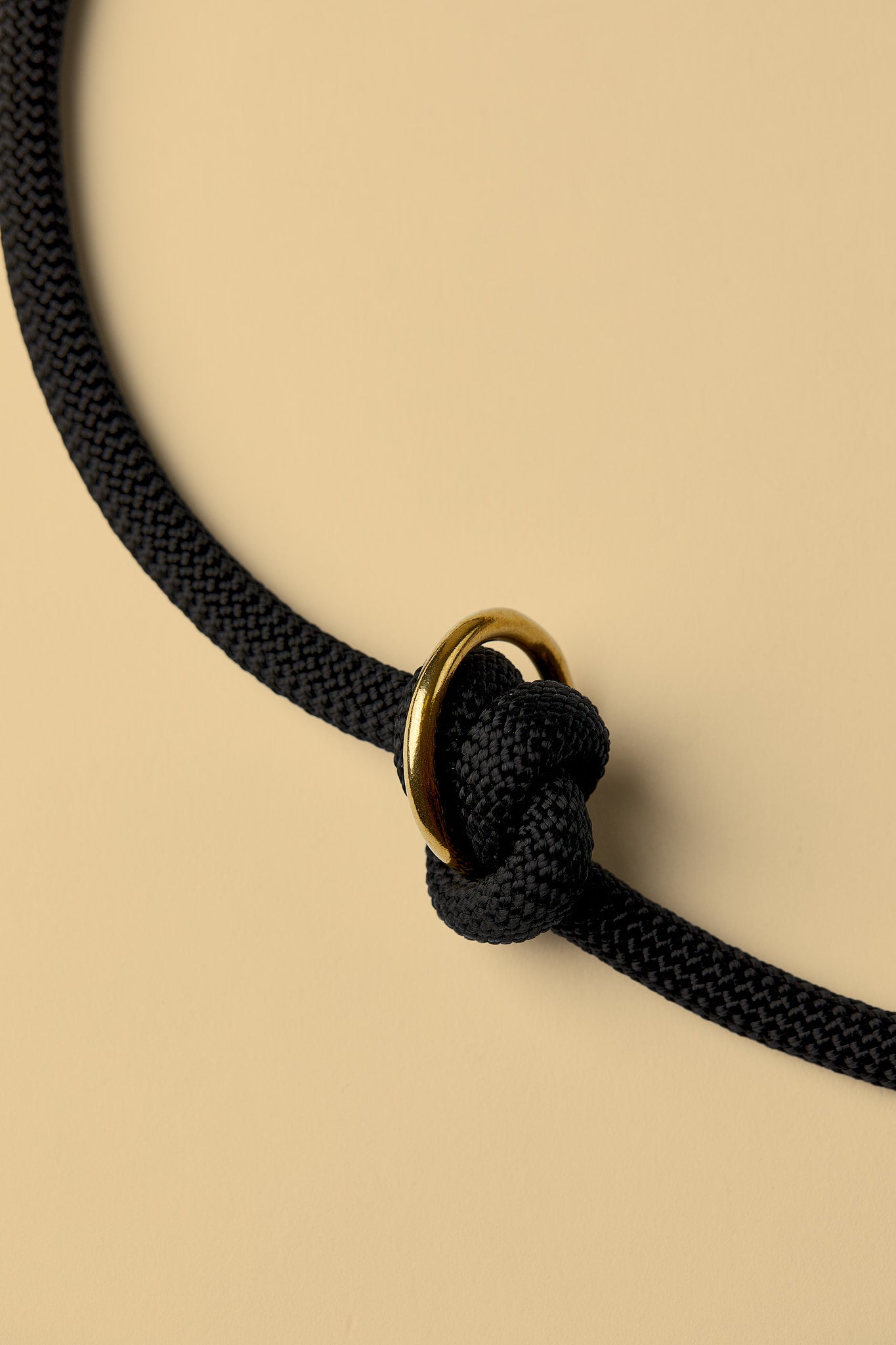 Verstellbare Hundeleine in Schwarz/Gold mit goldenen Beschlägen – elegante Premium-Leine für mittelgroße und große Hunde, handgemacht in Österreich