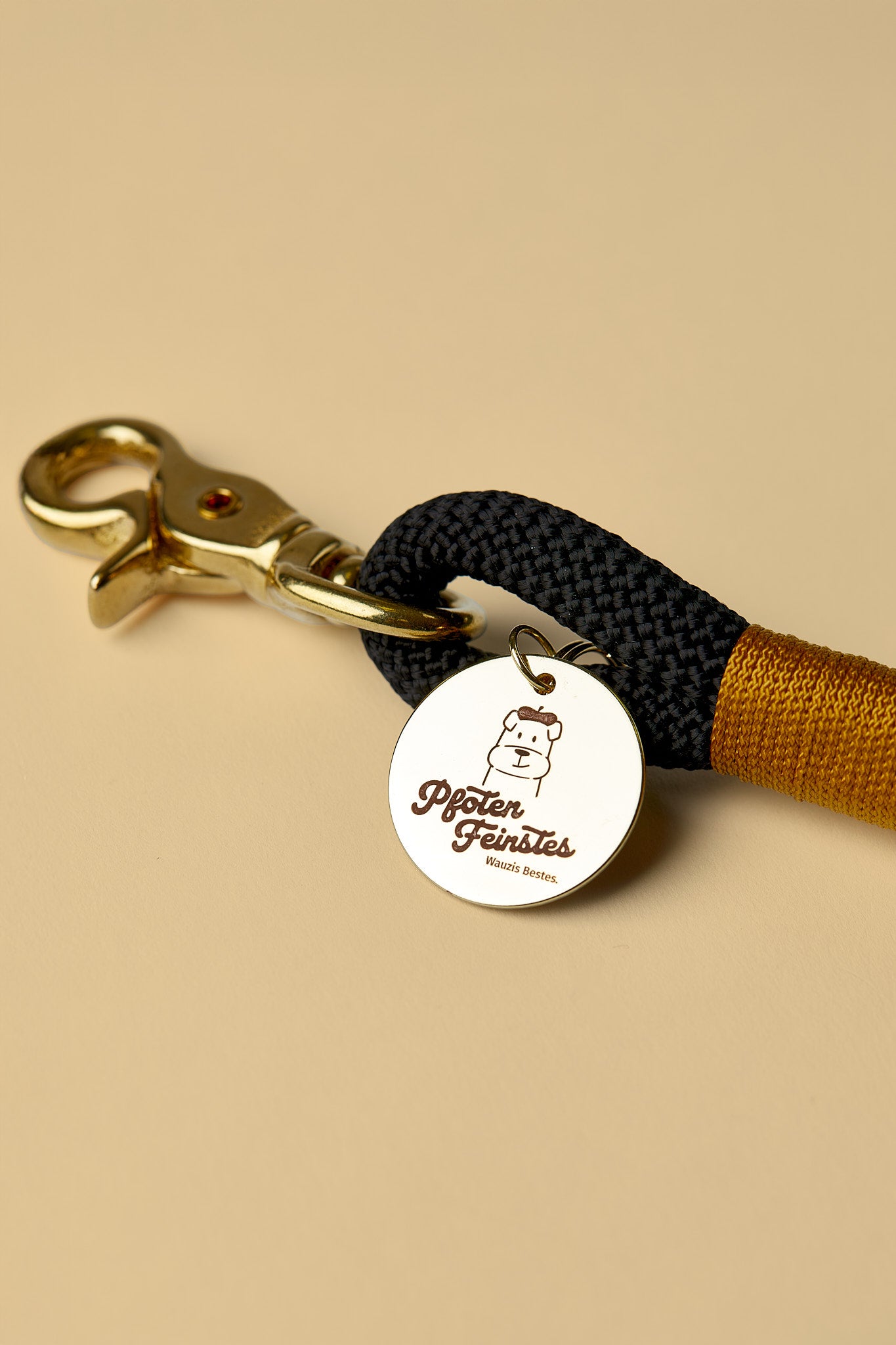 Verstellbare Hundeleine in Schwarz/Gold mit goldenen Beschlägen – elegante Premium-Leine für mittelgroße und große Hunde, handgemacht in Österreich