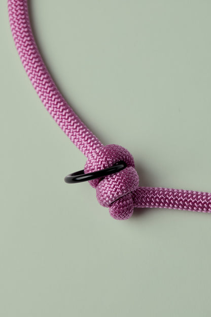Verstellbare Hundeleine in Rosa und Schwarz – elegante Premium-Leine für mittelgroße und große Hunde, handgefertigt in Österreich