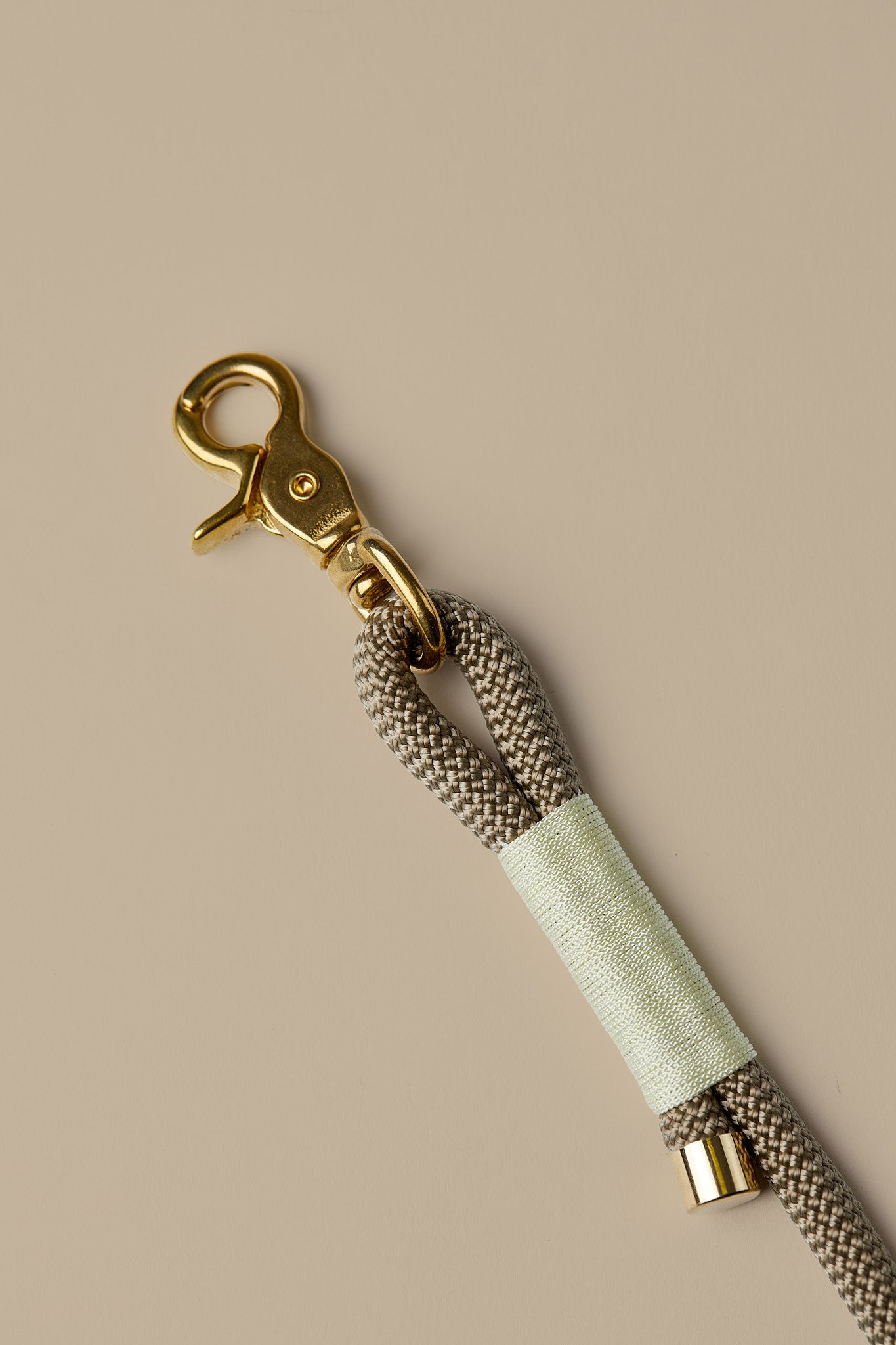 Hundeleine in TAN/Pastell Gelb mit goldenen Beschlägen – elegante Premium-Leine für mittelgroße und große Hunde, handgemacht in Österreich