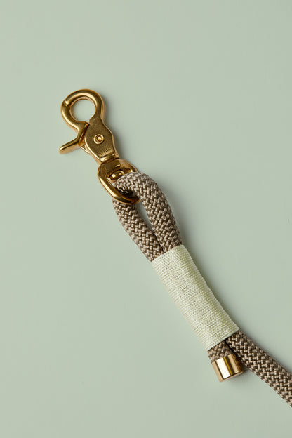 Verstellbare Hundeleine in TAN/Pastell Gelb mit goldenen Beschlägen – elegante Premium-Leine für mittelgroße und große Hunde, handgemacht in Österreich
