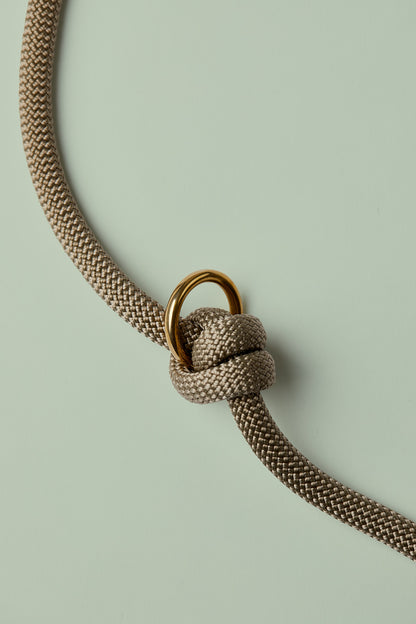 Verstellbare Hundeleine in TAN/Pastell Gelb mit goldenen Beschlägen – elegante Premium-Leine für mittelgroße und große Hunde, handgemacht in Österreich