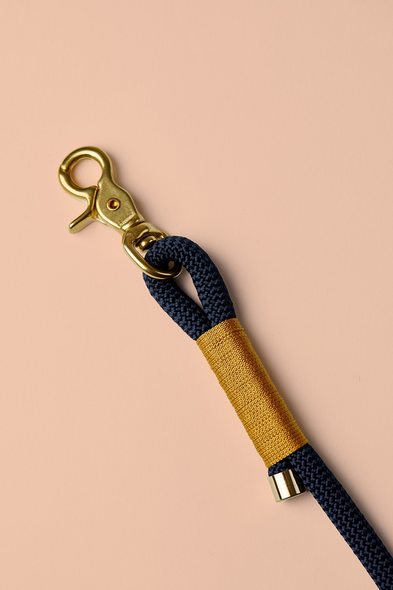 Verstellbare Hundeleine in Dunkelblau/Gold mit goldenen Beschlägen – elegante Premium-Leine für mittelgroße und große Hunde, handgemacht in Österreich