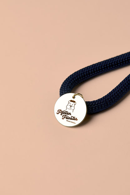 Hundeleine in Dunkelblau/Gold mit goldenen Beschlägen – elegante Premium-Leine für mittelgroße und große Hunde, handgemacht in Österreich