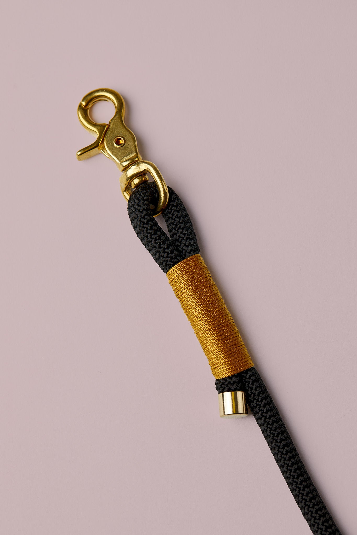 Hundeleine in Schwarz/Gold mit goldenen Beschlägen – elegante Premium-Leine für mittelgroße und große Hunde, handgemacht in Österreich