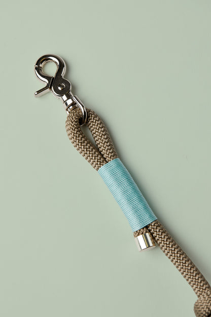 Verstellbare Hundeleine in Mint/Blau und TAN mit silbernen Beschlägen – elegante Premium-Leine für mittelgroße bis große Hunde, handgefertigt in Österreich