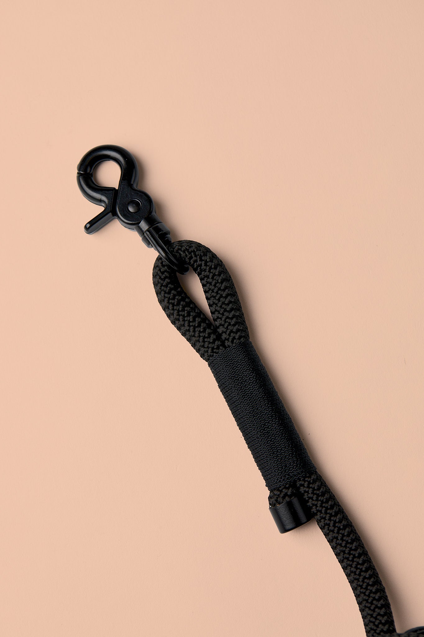 Verstellbare Hundeleine vollständig in Schwarz mit schwarzen Beschlägen – elegante Premium-Leine für mittelgroße und große Hunde, handgemacht in Österreich