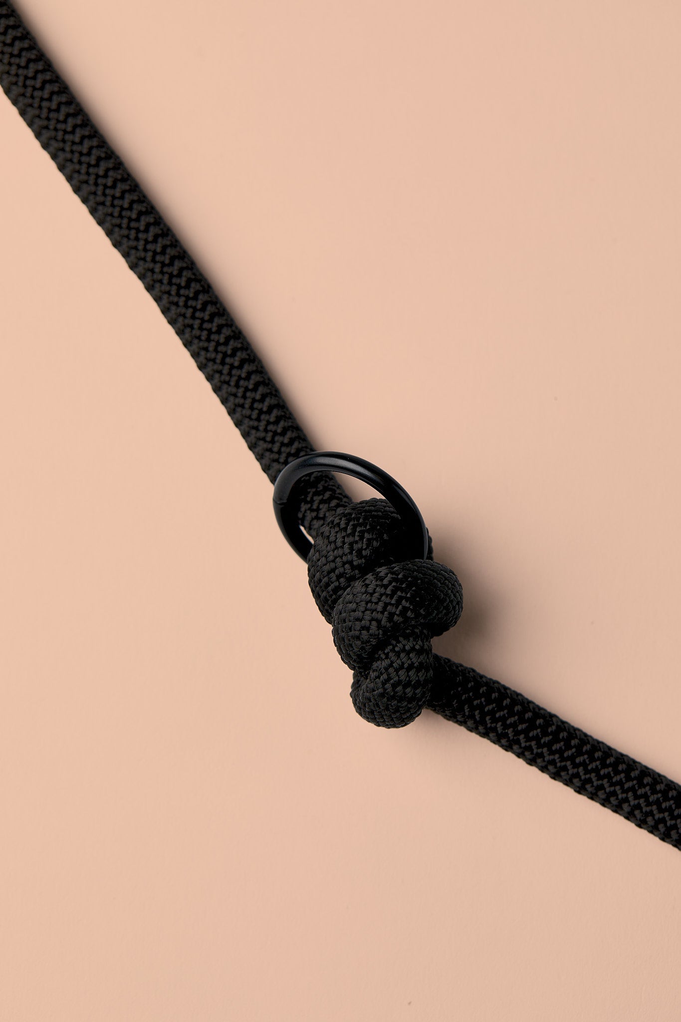 Verstellbare Hundeleine vollständig in Schwarz mit schwarzen Beschlägen – elegante Premium-Leine für mittelgroße und große Hunde, handgemacht in Österreich