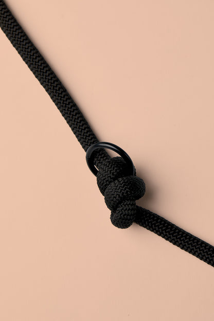 Verstellbare Hundeleine vollständig in Schwarz mit schwarzen Beschlägen – elegante Premium-Leine für mittelgroße und große Hunde, handgemacht in Österreich