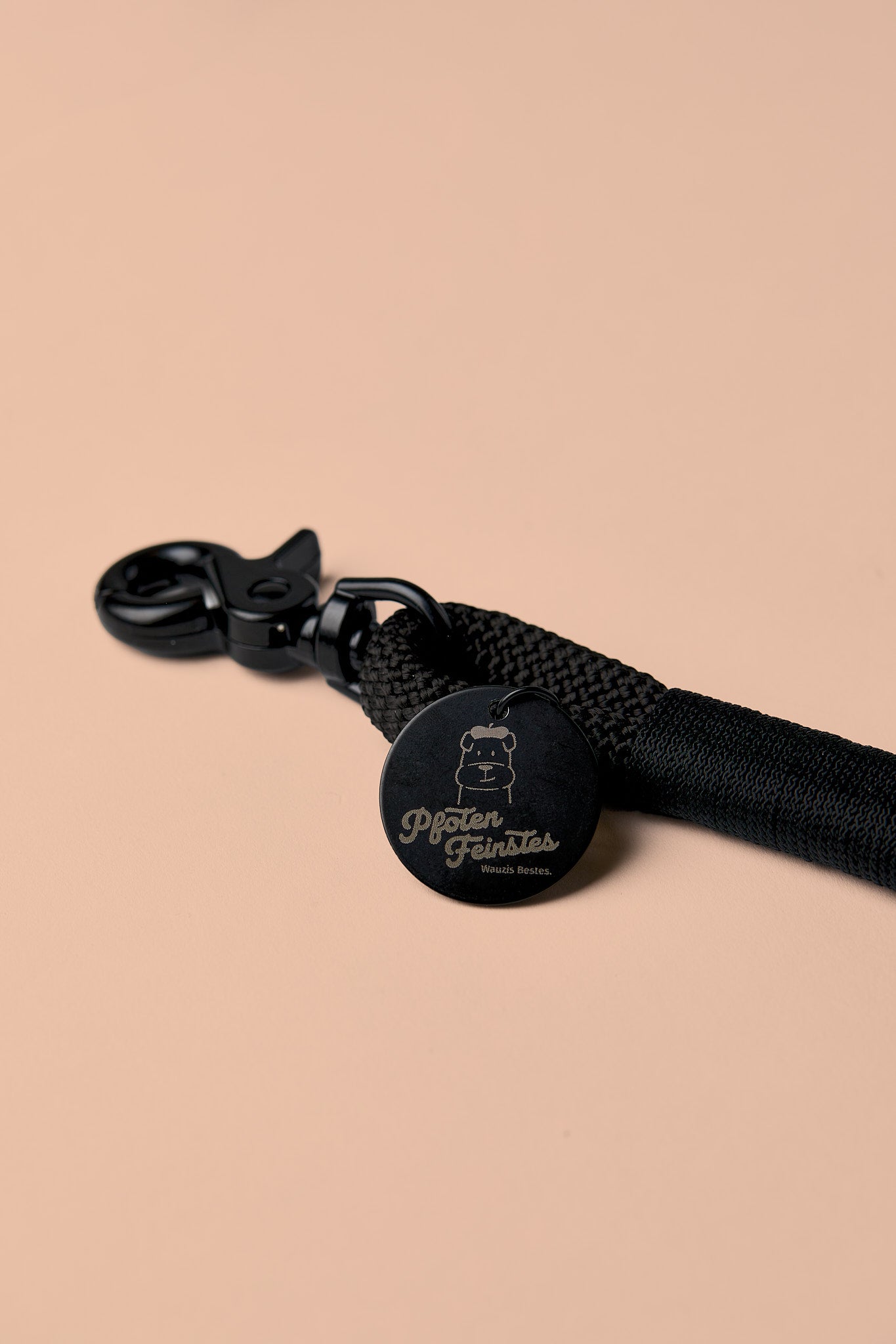 Verstellbare Hundeleine vollständig in Schwarz mit schwarzen Beschlägen – elegante Premium-Leine für mittelgroße und große Hunde, handgemacht in Österreich