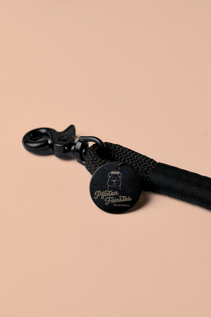 Verstellbare Hundeleine vollständig in Schwarz mit schwarzen Beschlägen – elegante Premium-Leine für mittelgroße und große Hunde, handgemacht in Österreich