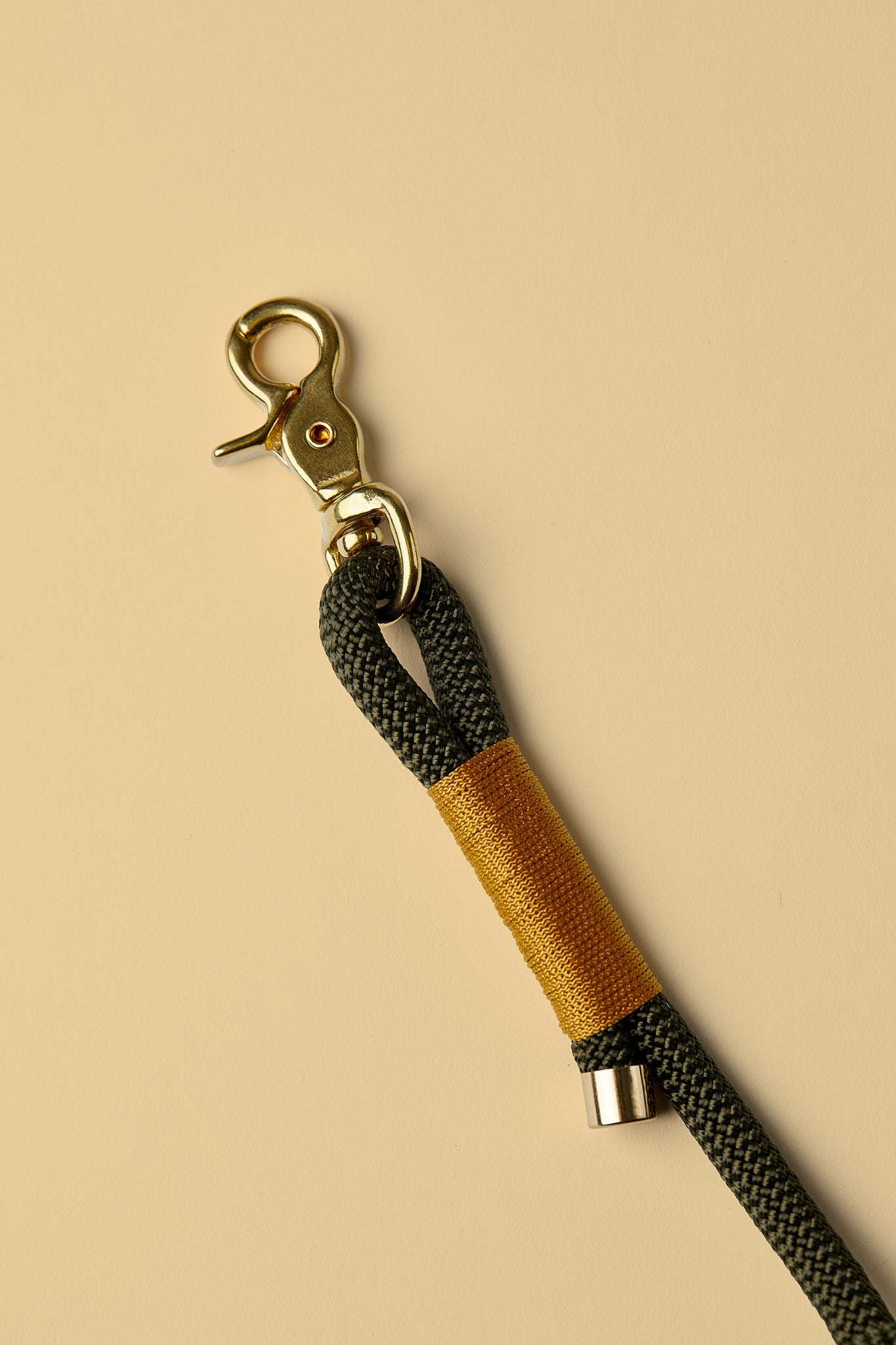 Hundeleine in Army-Green/Gold mit goldenen Beschlägen – elegante Premium-Leine für mittelgroße und große Hunde, handgemacht in Österreich