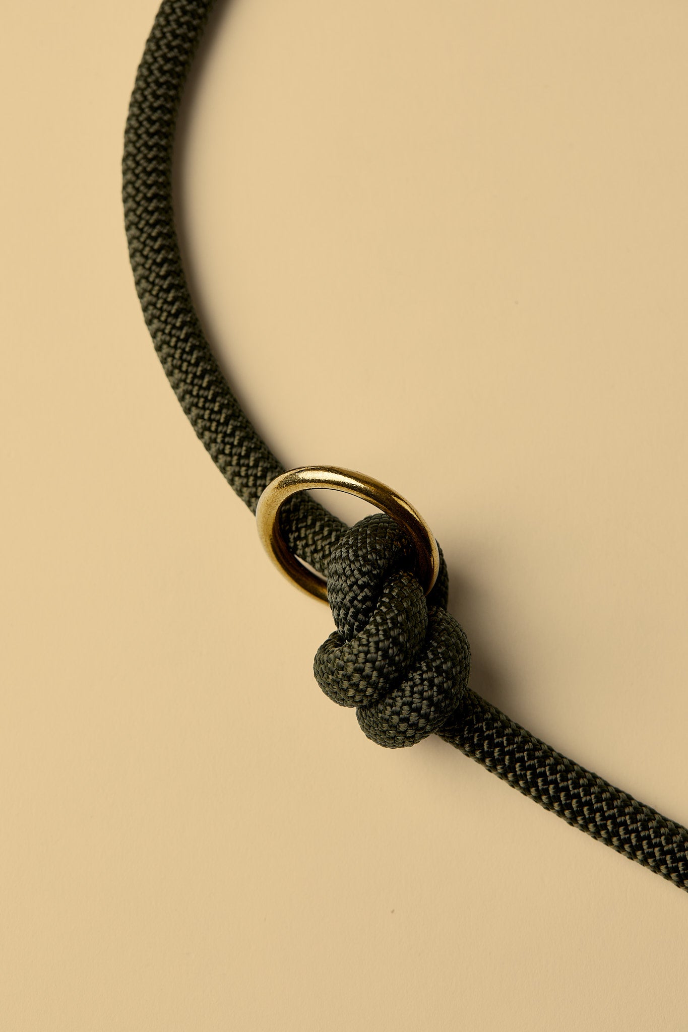 Verstellbare Hundeleine in Army-Green/Gold mit goldenen Beschlägen – elegante Premium-Leine für mittelgroße und große Hunde, handgemacht in Österreich