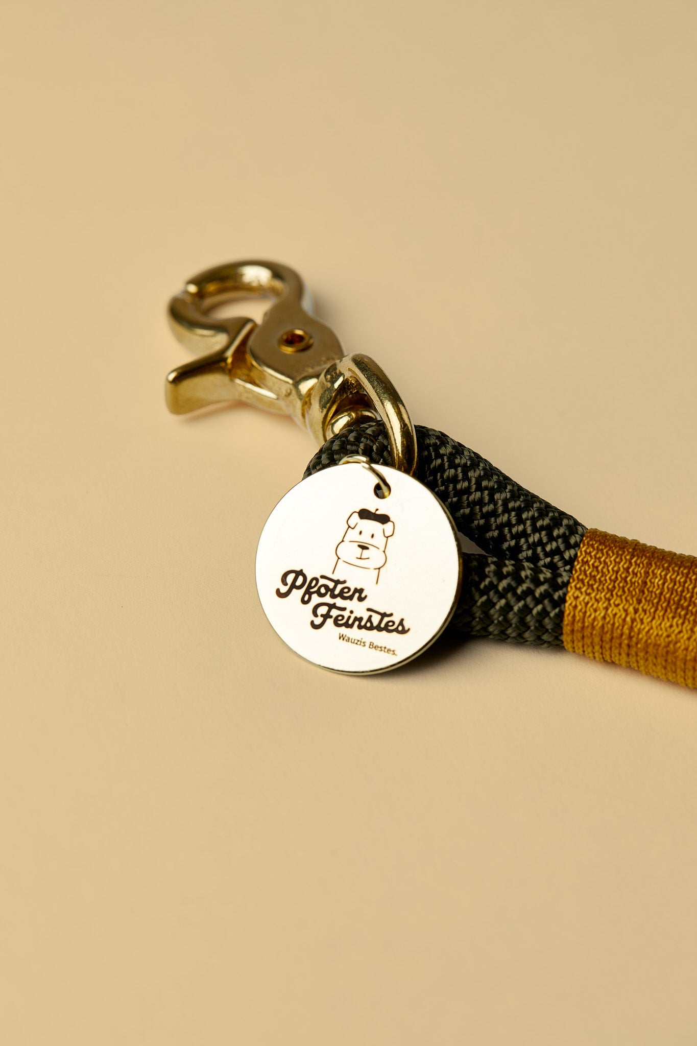 Verstellbare Hundeleine in Army-Green/Gold mit goldenen Beschlägen – elegante Premium-Leine für mittelgroße und große Hunde, handgemacht in Österreich