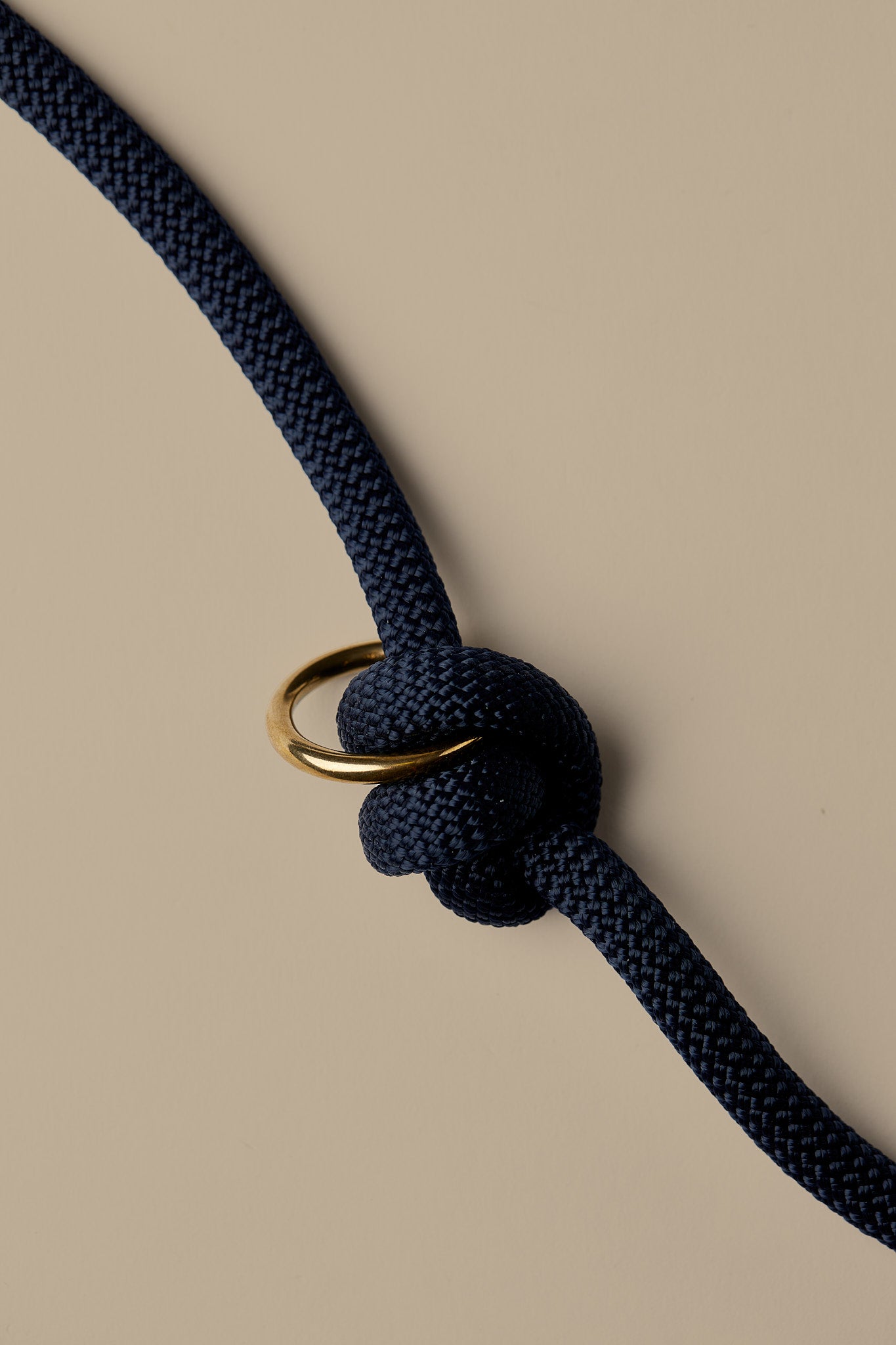 Verstellbare Hundeleine in Dunkelblau/Gold mit goldenen Beschlägen – elegante Premium-Leine für mittelgroße und große Hunde, handgemacht in Österreich