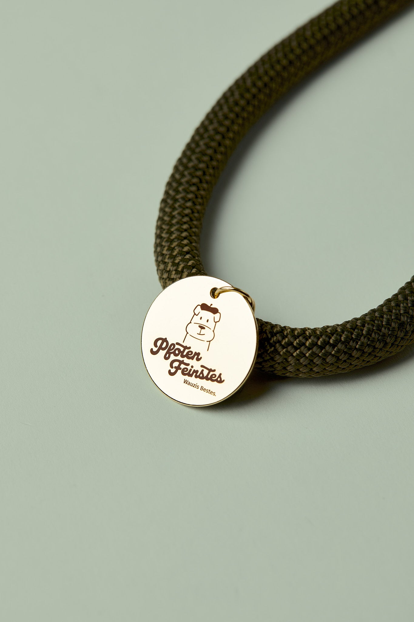 Hundeleine in Army-Green/Gold mit goldenen Beschlägen – elegante Premium-Leine für mittelgroße und große Hunde, handgemacht in Österreich