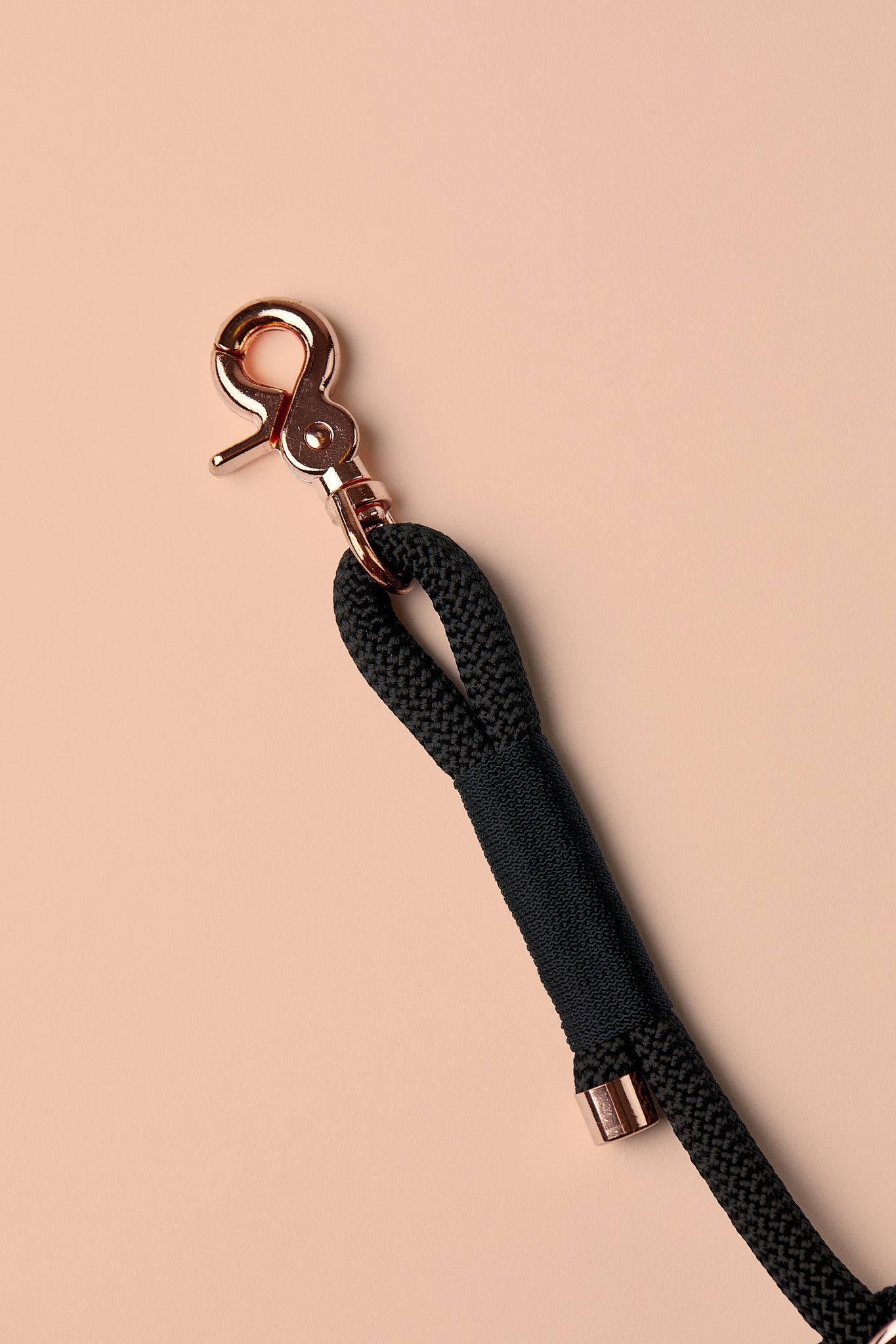 Verstellbare Hundeleine in Schwarz mit roségoldenen Beschlägen – elegante Premium-Leine, handgemacht in Österreich, für mittelgroße und große Hunde