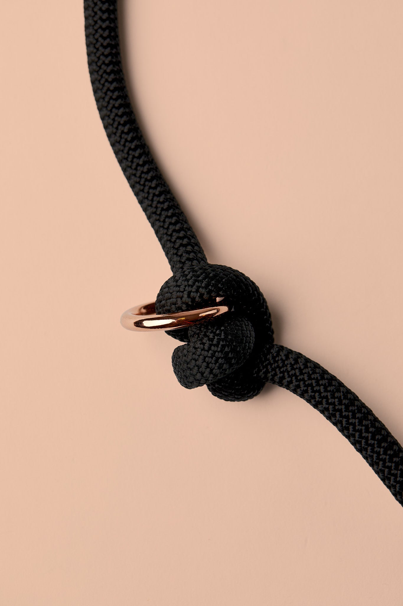 Verstellbare Hundeleine in Schwarz mit roségoldenen Beschlägen – elegante Premium-Leine, handgemacht in Österreich, für mittelgroße und große Hunde
