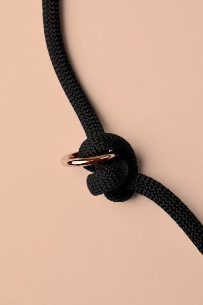 Verstellbare Hundeleine in Schwarz mit roségoldenen Beschlägen – elegante Premium-Leine, handgemacht in Österreich, für mittelgroße und große Hunde